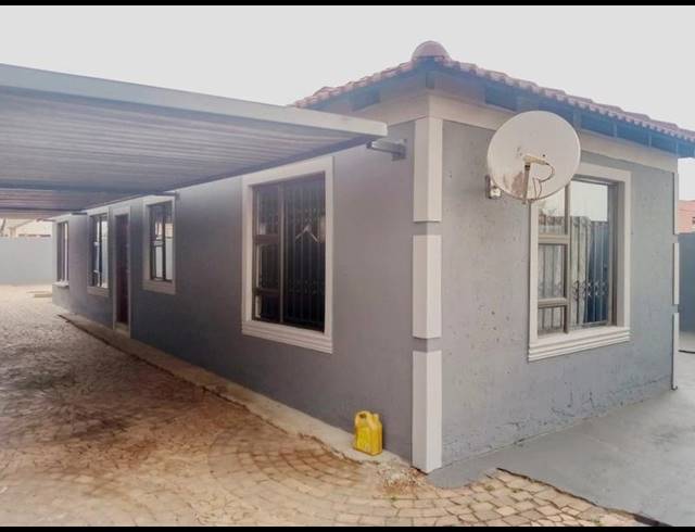 4 BEDROOM HOUSE FOR SALE IN PROTEA GLEN